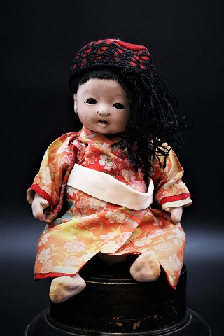 Antik , asiatisk dukke , lille Japansk dreng iført kimono .
H:26cm.