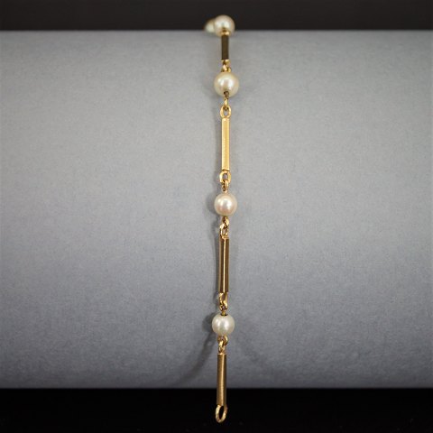A bracelet of 14k gold with pearls