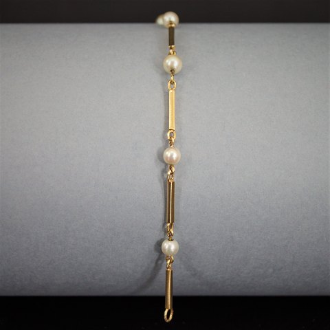 A bracelet of 14k gold with pearls