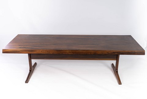 Coffee table in rosewood with shaker legs of danish design from the 1960s. 
5000m2 showroom.