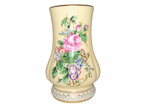 Royal Copenhagen
Rigt udsmykket vase med blomster fra 1923-1935