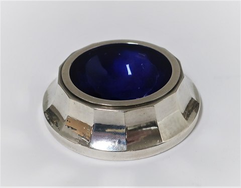 Georg Jensen. Sterling (925). Salt cellar with blue enamel. Diameter 5.5 cm. 
Model 423.