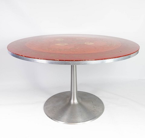 Dining table of metal and in red colours decorated by Bjørn Wiinblad, in great 
vintage condition from the 1970s.  
5000m2 showroom.
