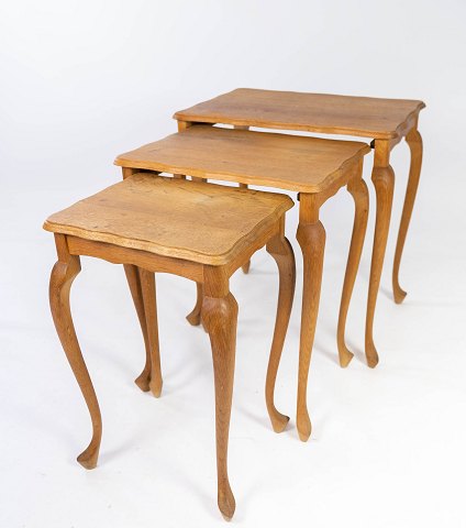 Nesting tables of oak, in great antique condition from the 1920s. 
5000m2 showroom.