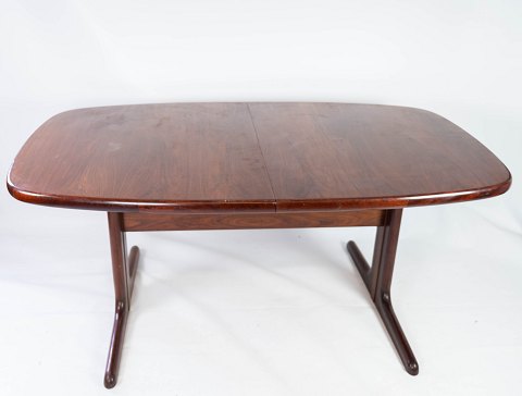 Dining table with extensions in rosewood of danish design manufactured by Skovby 
from the 1960s.
5000m2 showroom.