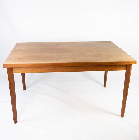 Dining table in teak with extension plates, designed by Henning Kjærnulf from 
the 1960s.
5000m2 showroom.