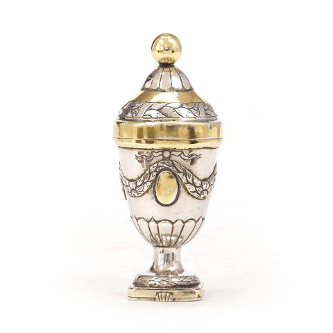 Hovedvandsæg af delvist forgyldt sølv. Johan Adolf 
Müller, 1789-1850, Haderslev. H: 8,3cm