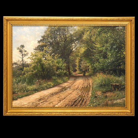 Peder Mønsted, 1859-1941, Öl auf Leinen. Waldweg 
mit Personen an einem Sommertag. Signiert Peder 
Mønsted Raadvad 1917. Lichtmasse: 70x96cm. Mit 
Rahmen: 86x112cm