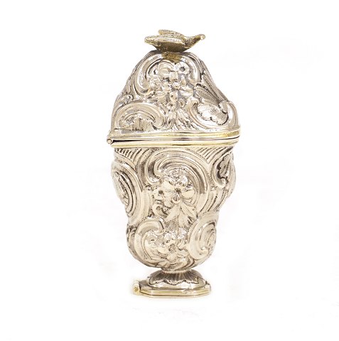 A Rococo partly gilt silver vinaigrette by Bendix 
Christensen, Copenhagen, 1755-99. H: 7,5cm