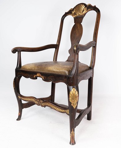 Baroque armchair of dark wood decorated with gold leaf and upholstered with dark 
leather from 1860.
5000m2 showroom.
