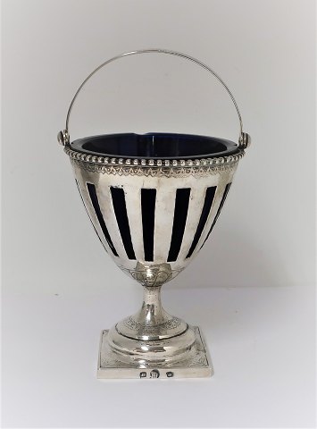 Jens Jacob Pedstrup, Aalborg. Borgerskab 1794 - 1827. Sølv (830). Kandisskål med 
blå glas indsats. Højde 16 cm. Der er små afslag i kanten på glasset.