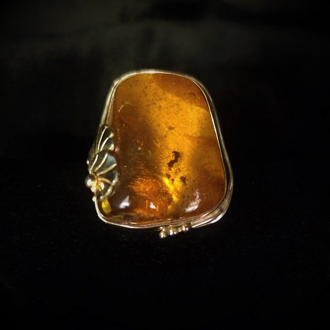 A ring of 14 k gold with amber