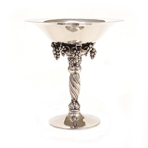 Georg Jensen Traubenaufsatz aus Sterlingsilber. 
#263. H: 18,7cm. G: 538gr