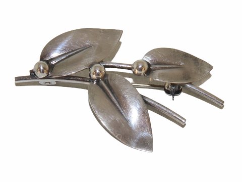 N.E. From Sterling silver
Brooch with leaves from 1950-1960