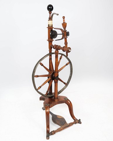 Spinning wheel of mahogany, in great antique condition from around 1860. 
5000m2 showroom.
