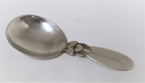 Georg Jensen. Sølvbestik. Kaktus. Sukkerske. Længde 9,6 cm. Produceret 1933 - 
1945.