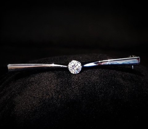 Frantz Hingelberg brillinat brooch of 14k white gold set with a huge diamond