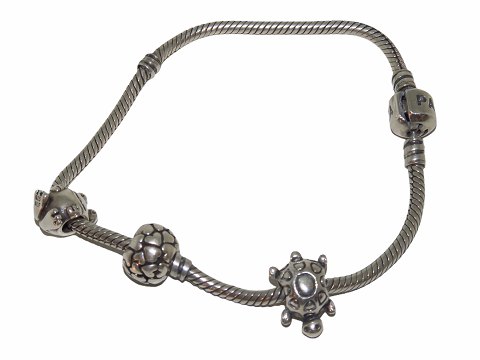 Pandora silver
Bracelet with three charms