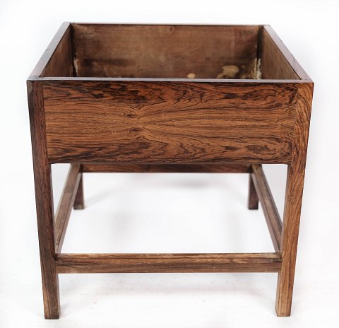 Flower pot in rosewood of Danish design from the 1960s.
5000m2 showroom.
