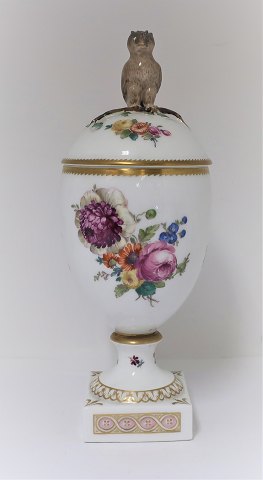 Royal Copenhagen. Saksisk blomst. Lågvase med ugle på top. Højde 28 cm. 
Produktions nummer 4/1752. ( 1 sortering )