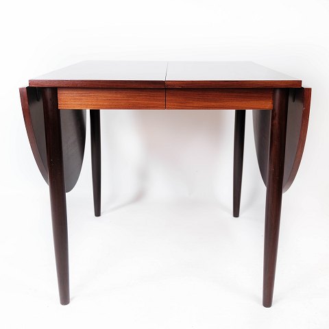 Dining table in rosewood with extension plates, designed by Arne Vodder from the 
1960s. 
5000m2 showroom.
