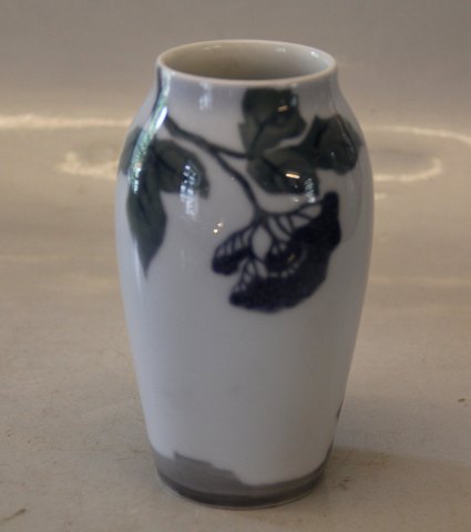 1338-88 A kgl. Vase Mølle og hyldebær? 13 cm før 1923 Kongelig Dansk Porcelæn
