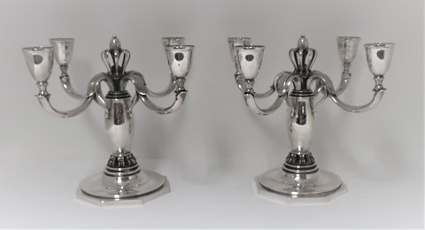 K. C. Hermann. Et par 4 armede sølv lysestager. Højde 21 cm. God kraftig 
kvalitet. Produceret 1943.
