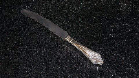 Dinner knife #Antique Rococo # Silver stain
Design: Orla Vagn Mogensen, Level.
Produced by Dansk Krone Sølv.