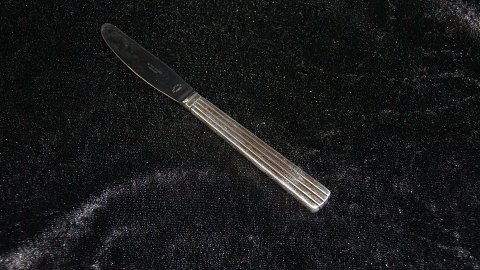 Breakfast knife Long handle #Bernadotte EPNS / Sølvplet # 24
Produced by #Georg Jensen.