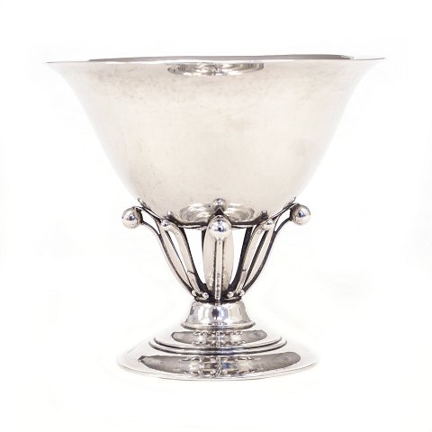 Georg Jensen Aufsatz in Sterlingsilber. Periode 
1933-44. #17B. H: 13cm. G: 287gr