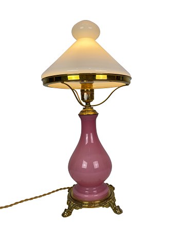 Bordlampe med stel af rosa opaline glas og skærm af hvidt opalline glas, samt 
fod af messing, af Fyns Glasværk fra 1930erne. 
5000m2 udstilling.
Flot stand
