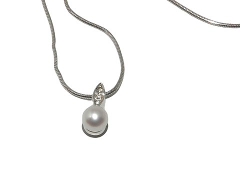 Sterling silver and white gold
Narrow necklace with pearl