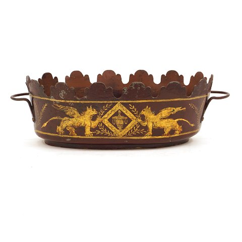 Red decorated and gilt glass cooler. Circa 1840. 
H: 10cm. L: 34cm