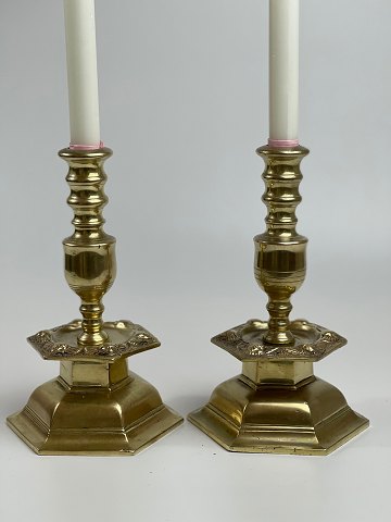 Pair of brass candlesticks in baroque style. Hexagonal with angels, weight 
approx. 2 kilos per candlestick