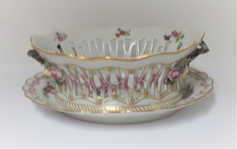 Königliches Kopenhagen. Sächsische Blume. Obstschale mit Untertasse. Modell 1579 
& 1580. Länge der Schale 26 cm. Produziert vor 1890. (1 Wahl)