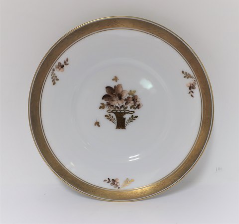 Royal Copenhagen. Guldkurv. Frokosttallerken. Model 10521-595. Diameter 19,5 cm. 
Der er 12 styk på lager. Prisen er per styk.