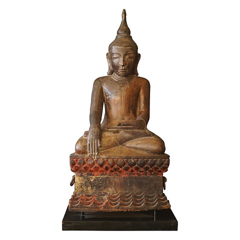 Buddhafigur. Stor siddende Buddha udskåret i træ 
med rester af forgyldninger. Buddhaen stammer fra 
Myanmar 18.århundrede 
Hullet bag til er beregnet til offergaver
Fremstår i flot stand.
H: 117cm. B: 58cm. D: 46cm
