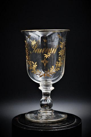 Gammelt fransk Souvenir glas , dekoreret med guld skrift "Souvenir" og blomster 
ranker. H:15cm. Dia.:8,5cm. 
Også rigtig fin som lysglas til lille fyrfadslys.