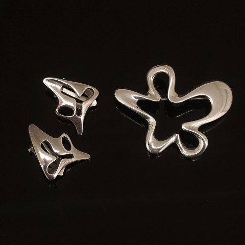 Henning Koppel for Georg Jensen sterlingsilver 
brooch and earclips. #119 & 321. Size brooch: 
4,6x3,5cm. Earclips: 2,7x1,9cm