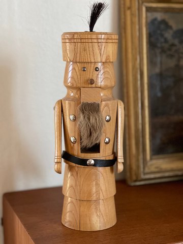 Large, vintage nutcracker in the shape of a soldier. Solid, stick-glued wood, 30 
centimeters high. Weighs just under 1.2 kilos
