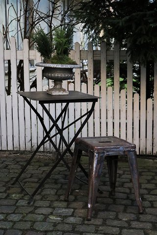 Old French café table in polished iron with a super nice dark patina...
H:70cm. 
L&W: 50x50cm.