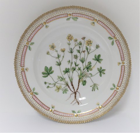 Royal Copenhagen, Flora Danica. Middags tallerken. Design #3549. Diameter 25 cm. 
(1 sortering). Potentilla verna L