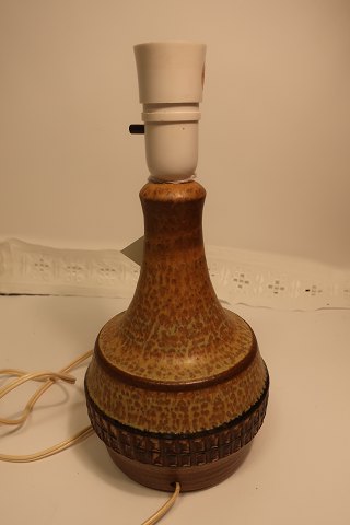 Tablelamp
Søholm tablelamp made of keramik 
Light brown and dark brown with a decoration
Model: 3052
Stamp: Søholm stentøj, Bornholm Denmark, 3052
Design: Einar Johansen
H: 29cm

