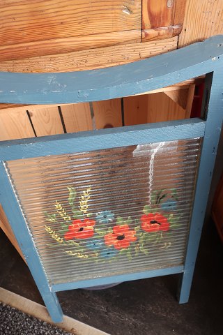 Washboard
A blue washboard with painted glas