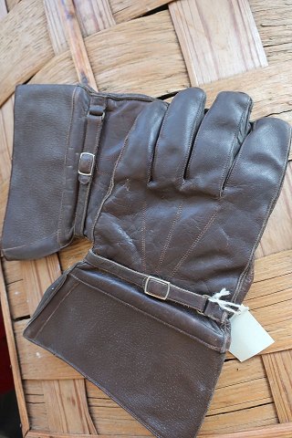 Gloves made of leather for the riding on the motor cycle