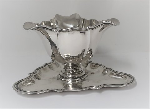 Silver sauce bowl (830). Height 10 cm. Produced 1930.