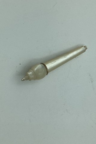 Small needle holder in mother of pearl from c. 1840