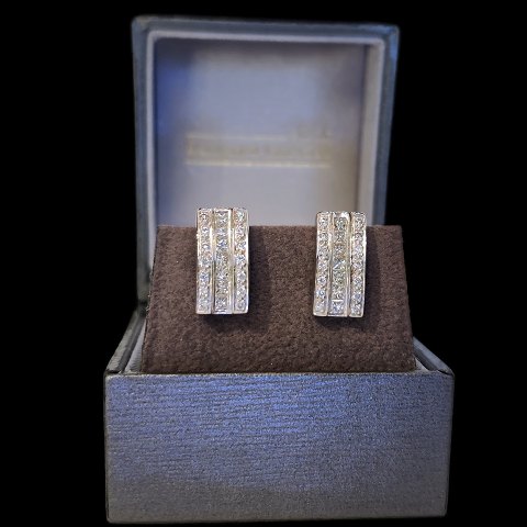 Ear rings in 18k white gold set with diamonds