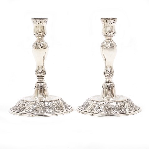 Pair of sterlingsilver candlesticks by Axel 
Salomonsen, Copenhagen. H: 18,8cm. W: 748gr