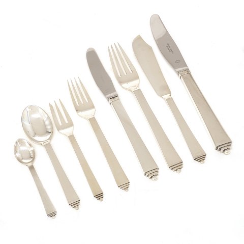 Pyramide sølvbestik. Harald Nielsen for Georg 
Jensen. Pyramide sterling sølvbestik til 12 
personer. 101 dele i alt